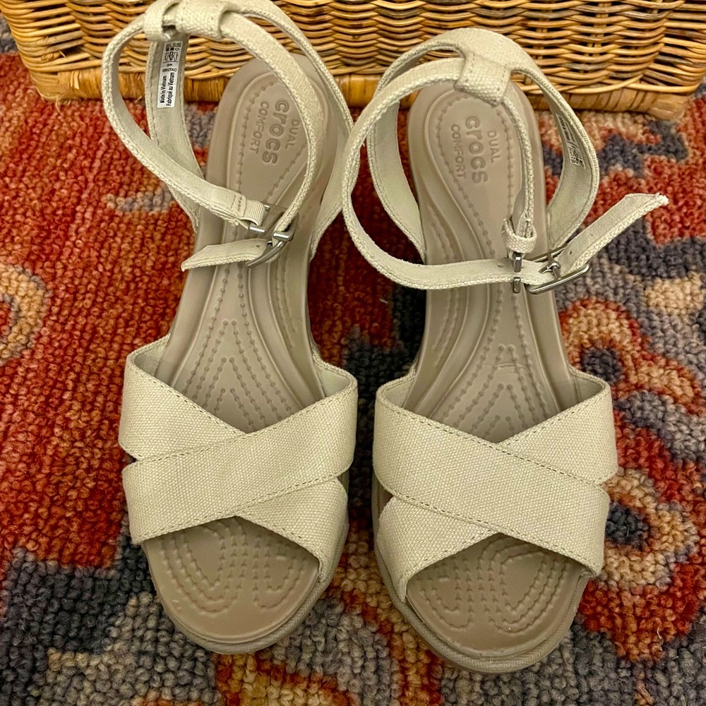 Crocs Women's Leigh II Adjustable Ankle Strap Wedge Comfort Sandal. Size 6.